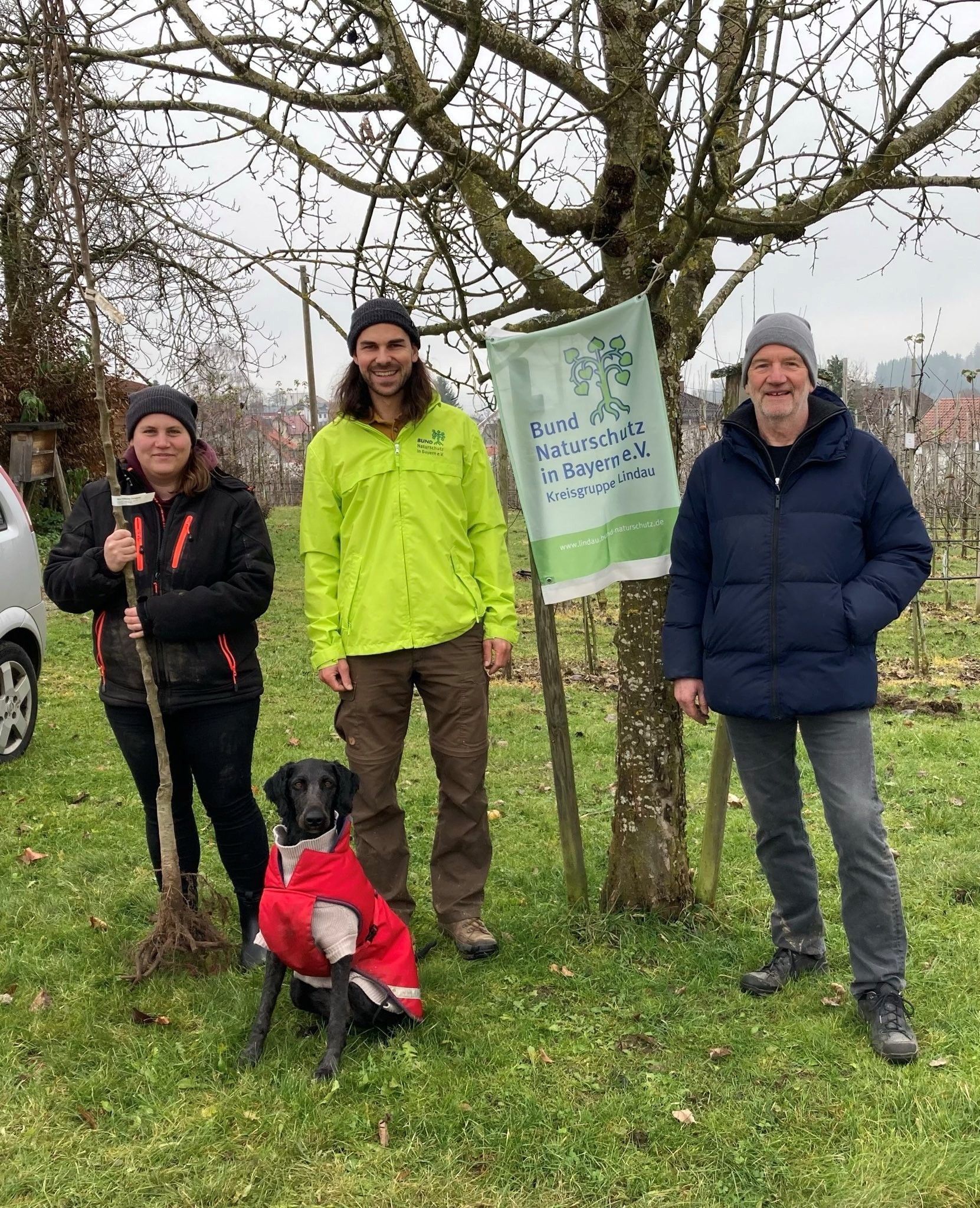 v.l. Sarah Witzigmann mit Hund Rose, BN Geschäftsstellenleitung Dominik Fiegle, BN Bundesfreiwilliger Thomas Bücker